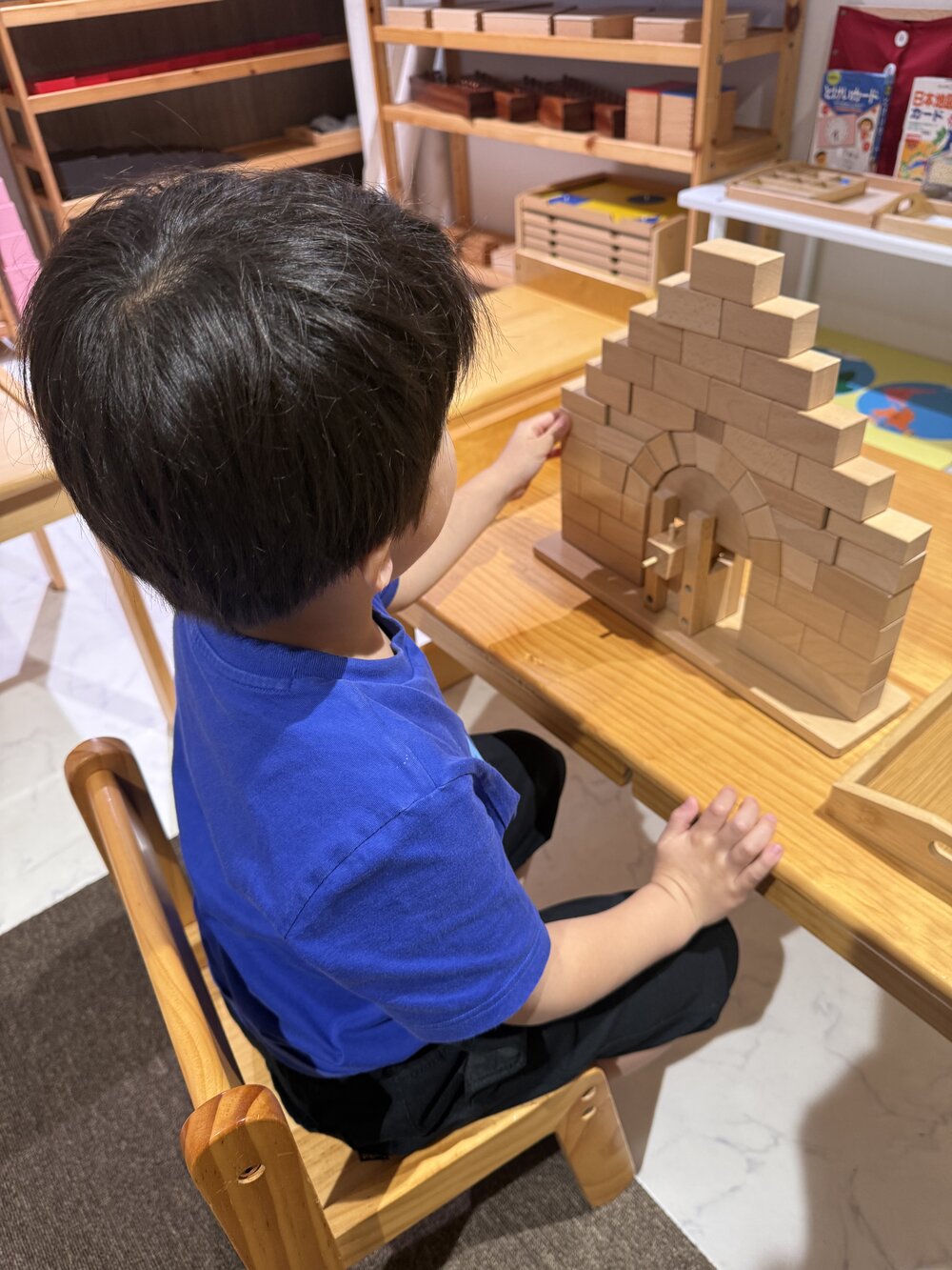 積み木で建築する子ども