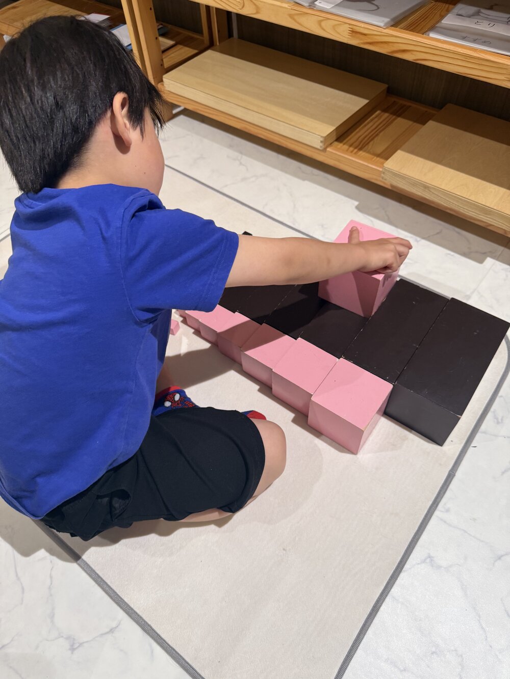 ピンクタワーで活動する子ども