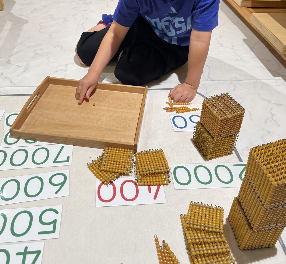 黄金ビーズで数を学ぶ子ども
