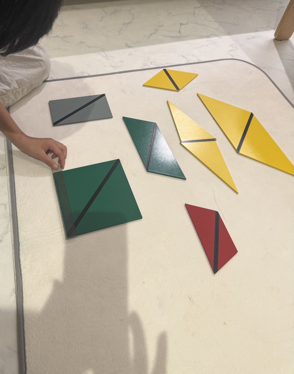 構成三角形で幾何学を学ぶ子ども